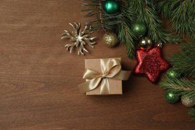 Hediye kutuları, yeni yıl oyuncakları, tahta arka planda yeni yıl ağacı.