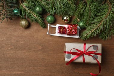 Hediye kutuları, yeni yıl oyuncakları, tahta arka planda yeni yıl ağacı.