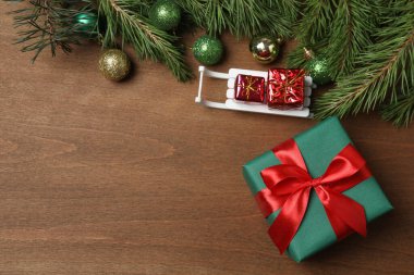 Hediye kutuları, yeni yıl oyuncakları, tahta arka planda yeni yıl ağacı.