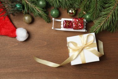 Hediye kutuları, yeni yıl oyuncakları, tahta arka planda yeni yıl ağacı.