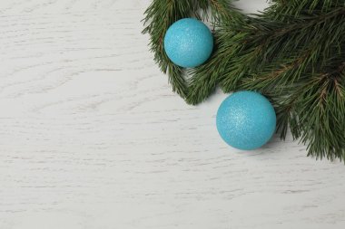 Hediye kutuları, yeni yıl oyuncakları, beyaz tahtada yeni yıl ağacı.