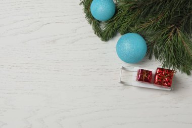 Hediye kutuları, yeni yıl oyuncakları, beyaz tahtada yeni yıl ağacı.