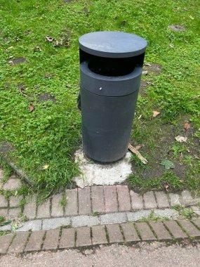 Kaldırımdaki çöp tenekesi