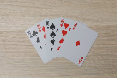 Tahta arka planda poker kartı