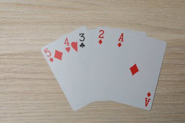 Tahta arka planda poker kartı