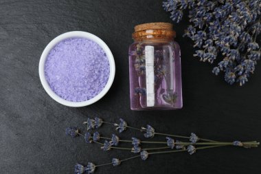 Lavanta ve lavanta yağı siyah mermer üzerinde şişelerde