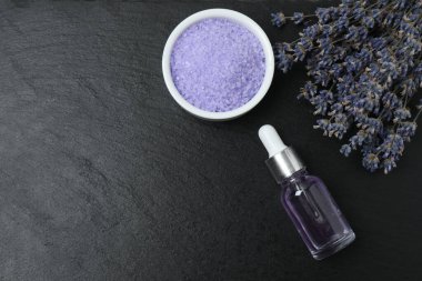 Lavanta ve lavanta yağı siyah mermer üzerinde şişelerde