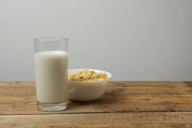 Sütlü bardak, ahşap zemin üzerinde mısır gevreği