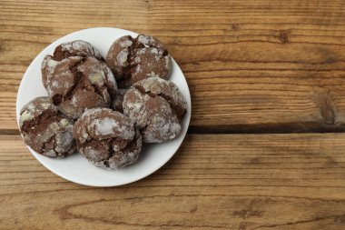 Tahta bir tabakta çikolatalı kekler, üst manzara.