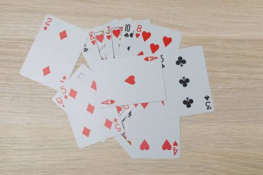 oyun kartları ve poker çipleri