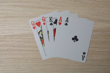 Tahta arkaplanda kart oynanıyor