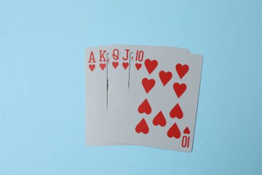 Kupa ası olan poker kartları.