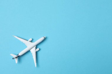 mavi arkaplanda uçak modeli