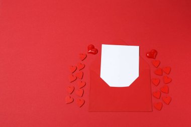 Kırmızı arkaplan üzerindeki metin için zarf, harf ve boşluk