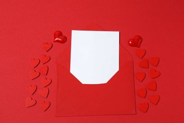 Kırmızı arkaplan üzerindeki metin için zarf, harf ve boşluk