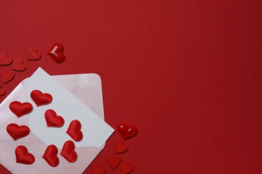 Kırmızı arkaplan üzerindeki metin için zarf, harf ve boşluk