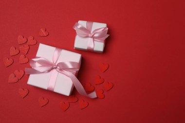 Kırmızı arkaplandaki metin için hediye kutusu ve boşluk