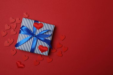 Kırmızı arkaplandaki metin için hediye kutusu ve boşluk