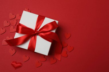 Kırmızı arkaplandaki metin için hediye kutusu ve boşluk