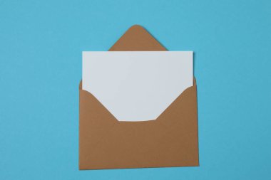 Mavi arkaplandaki metin için zarf, harf ve boşluk