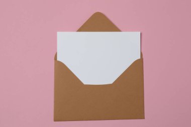 Pembe arkaplandaki metin için zarf, harf ve boşluk