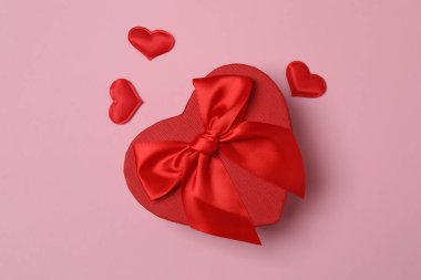 Pembe arkaplandaki metin için hediye kutusu ve boşluk