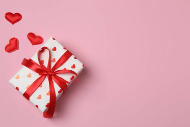 Pembe arkaplandaki metin için hediye kutusu ve boşluk