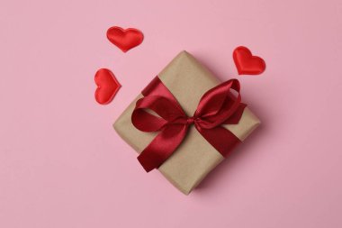 Pembe arkaplandaki metin için hediye kutusu ve boşluk