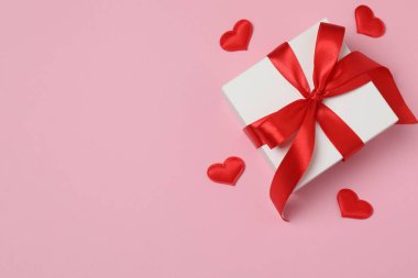 Pembe arkaplandaki metin için hediye kutusu ve boşluk