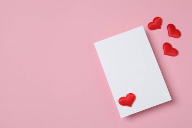 Pembe arkaplandaki metin için zarf, harf ve boşluk