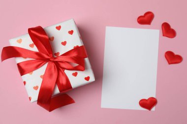 Pembe arkaplandaki metin için hediye kutusu ve boşluk