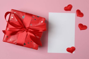 Pembe arkaplandaki metin için hediye kutusu ve boşluk