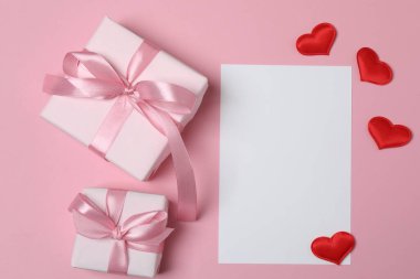 Pembe arkaplandaki metin için hediye kutusu ve boşluk