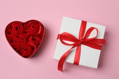 hediye kutuları, pembe arkaplandaki kalpler ve metin için boşluk