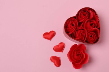 hediye kutuları, pembe arkaplandaki kalpler ve metin için boşluk