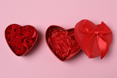 hediye kutuları, pembe arkaplandaki kalpler ve metin için boşluk