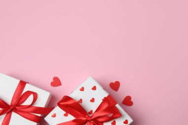 hediye kutuları, pembe arkaplandaki kalpler ve metin için boşluk