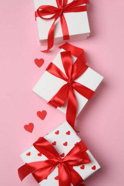 hediye kutuları, pembe arkaplandaki kalpler ve metin için boşluk