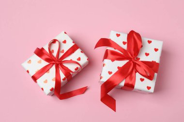 hediye kutuları, pembe arkaplandaki kalpler ve metin için boşluk