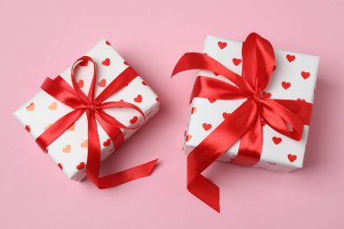 hediye kutuları, pembe arkaplandaki kalpler ve metin için boşluk