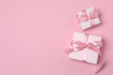 hediye kutuları, pembe arkaplandaki kalpler ve metin için boşluk