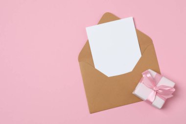 hediye kutuları, pembe arkaplandaki kalpler ve metin için boşluk