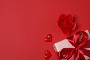 hediye kutuları, kırmızı zemin üzerinde kalpler metin için boşluk ile