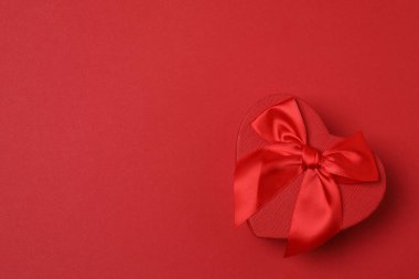 hediye kutuları, kırmızı zemin üzerinde kalpler metin için boşluk ile