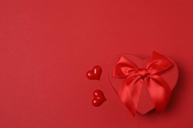 hediye kutuları, kırmızı zemin üzerinde kalpler metin için boşluk ile