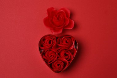 hediye kutuları, kırmızı zemin üzerinde kalpler metin için boşluk ile