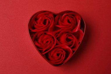 hediye kutuları, kırmızı zemin üzerinde kalpler metin için boşluk ile