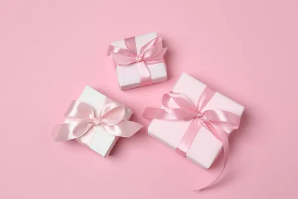 hediye kutuları, pembe arkaplandaki kalpler ve metin için boşluk
