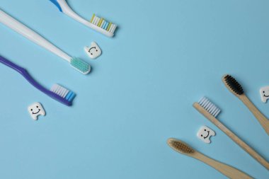 Diş fırçası, diş macunu, diş ipi, mavi arka planda diş fırçası.