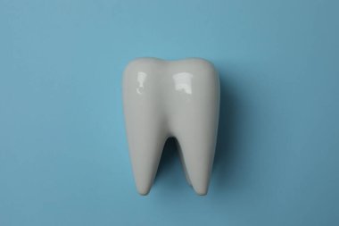 Diş fırçası, diş macunu, diş ipi, mavi arka planda diş fırçası.